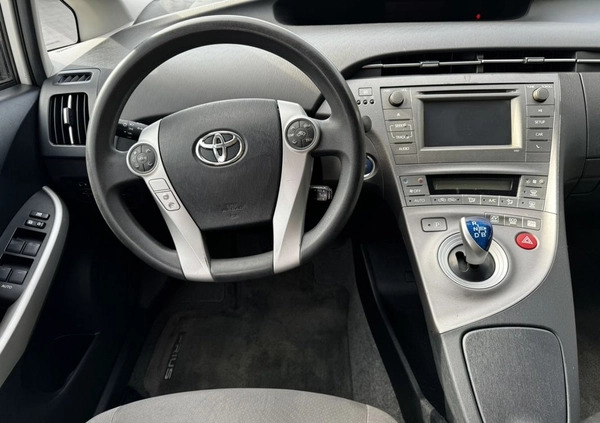 Toyota Prius cena 49999 przebieg: 147000, rok produkcji 2015 z Raszków małe 529